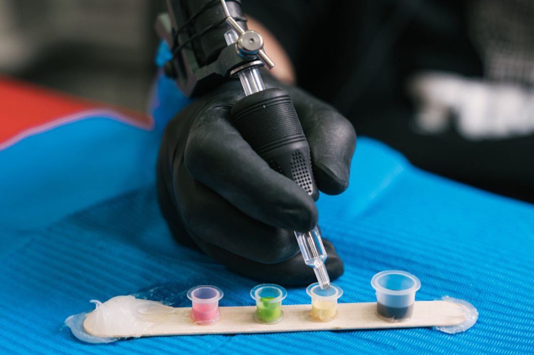 Tatuaggi: scade la deroga UE per pigmenti blu e verde